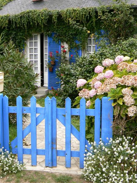 Blue door Ile de Brehat