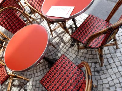 Red table Paris